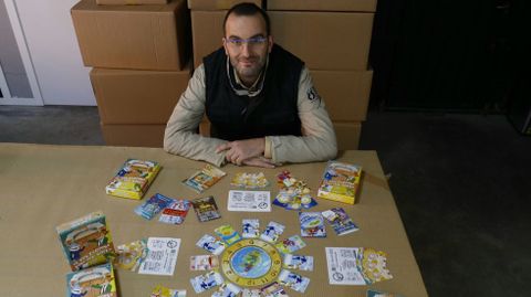 Ramón González, fundador de Troquel Games, con parte de los juegos de mesa de su catálogo que podrán adaptar con guías didácticas para su uso terapéutico en colaboración con la clínica Unidad de Memoria.