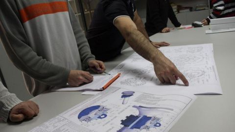 Revisi�n de planos en el Grupo Intaf, en Nar�n