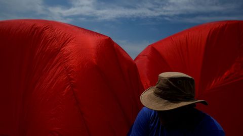 Un hombre desinfla una cometa gigante en la playa de Bull Island, cerca de Dubl�n