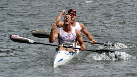 Mil�n Llamedo y Pedro V�zquez celebran su victoria a bordo de su K2