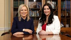 La ministra principal de Irlanda del Norte, la republicana Michelle O'Neill, y la  viceministra principal, la unionista  Emma Little-Pengelly