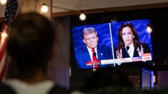 Un ciudadano ve en la televisin a los dos candidatos a la presidencia de los Estados Unidos