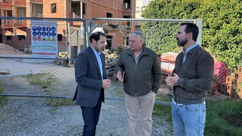 Los diputados del PP delante de las obras de la residencia de Guitiriz