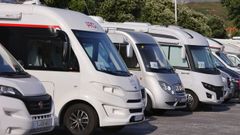 Autocaravanas aparcadas en el prking de la Torre de Hrcules (A Corua).