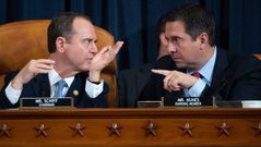 El dem�crata Adam Schiff y el republicano Devin Nune, durante la primera audiencia p�blica del �impeachment�