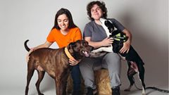 Rebeca Otero y Alba Palacios, de Benecane.Rebeca Otero, con su perro Atila, y Alba Palacios, con Sis�. 