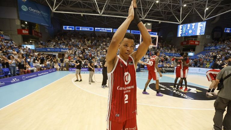 Trae Bell-Haynes, base del Basket Zaragoza y ex del Breog�n, aplaude a la afici�n local y visitante del Pazo dos Deportes de Lugo al acabar el partido de la jornada 34 de la Liga Endesa 2025-2026