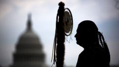 Imagen de un miembro de los Sioux de Dakota durante una protesta en abril del 2014 contra la construcci�n de uno de los oleoductos autorizados este martes  por Trump