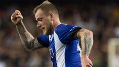 Guidetti se va de Mart�n Montoya durante el partido de Copa contra el Valencia