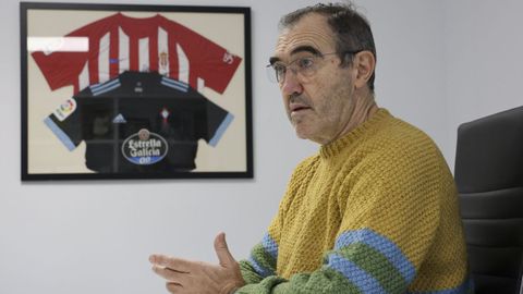 Carlos Mouriz en su despacho durante la entrevista.