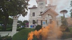 La protesta incluy� el lanzamiento de alg�n bote de humo frente al Pazo Libunca, donde se celebra la convenci�n de directivos de Navantia.