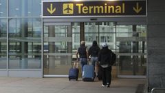 Acceso a la terminal de pasajeros de Alvedro.