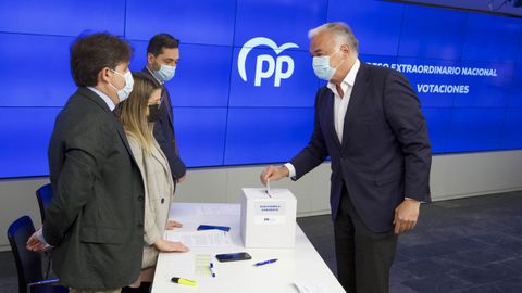 Esteban Gonz�lez Pons, en el momento de votar