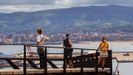 Turistas visitan el castro de Noega, conocido tambin por castro de la Campa Torres, desde donde se disfrutan las vistas de la ciudad de Gijn