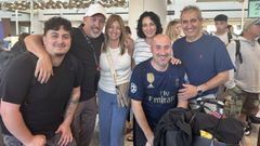 Reencuentros en la puerta de embarque del aeropuerto de Newark. En la imagen, gallegos de O Porto do Son y Lal�n esperando el 17 de julio a subirse al avi�n con destino Santiago