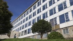 El edificio cuenta con una superficie construida de 6.898 metros cuadrados, repartidos en semisótano, bajo y tres plantas