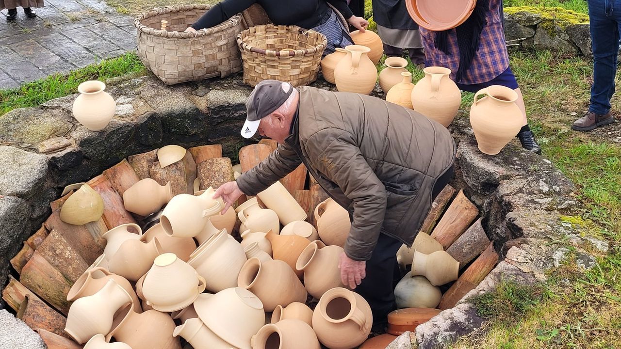 Niñodaguia celebra su Fornada Tradicional para ensalzar la alfarería