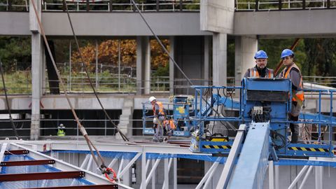 Empiezan los trabajos para tratar de montar la cúpula de Bastiagueiro
