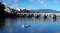 El veh�culo qued� sumergido en las inmediaciones del puente romano de Ponte Sampaio