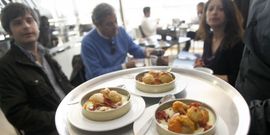 En A Terraza sirven latas con vieiras sobre salteado de verduras. 