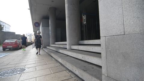 Exterior del edificio de Sindicatos, con escaleras, y donde no hay accesibilidad