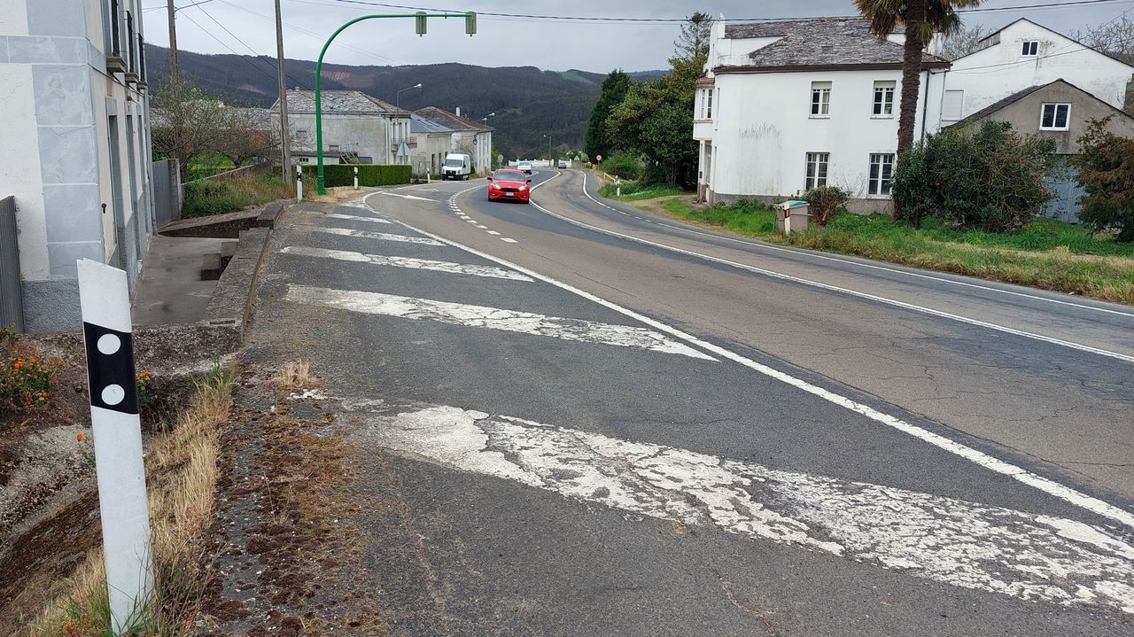 Un coche se sale de la vía y choca contra un talud en Barreiros