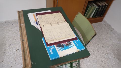 Mobiliario clásico de EGB: sillas verdes (en otras ocasiones color haya), con silla y mesa separadas y respaldo progresivamente más curvado