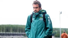 Fernando Alonso en su llegada al circuito este sbado para competir en la carrera sprint