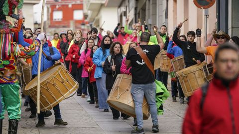 Boteiros y fuli�ns en el desfile del domingo gordo de Viana do Bolo.