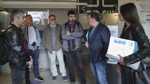 - Representantes de los sindicatos ANPE , CCOO, SUATEA, UGT y CSIF, este lunes en la sede de la consejer�a de Educaci�n del Principado en donde se reunieron con la consejera, Lydia Espina, con motivo de los paros que han convocado para reclamar que se mantenga la jornada reducida en los meses de junio y septiembre