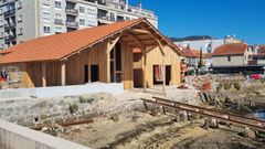 La madera cubre la cubierta y la estructura del reconstruido astillero de Casqueiro.