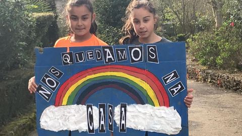 Noa y La, en el vdeo elaborado junto a sus padres, profesores en Sarria, para animar a confinarse contra el coronavirus