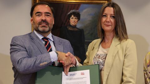 O portavoz do PPdeG, Alberto Pazos, e a viceportavoz do grupo socialista, Lara M&eacute;ndez.
