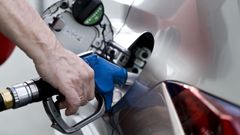 Un conductor reposta en una gasolinera de Madrid. 
