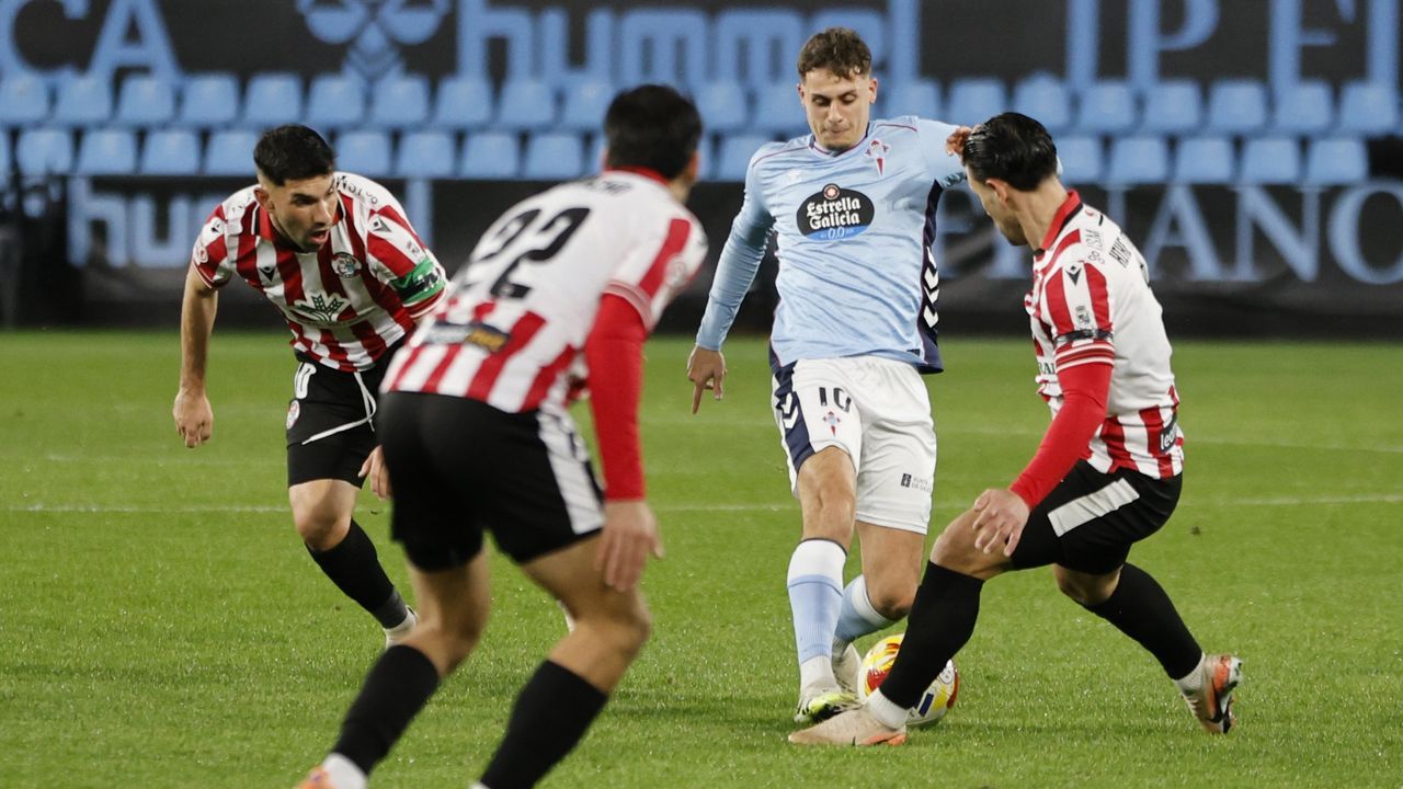 El Racing de Ferrol todavía no se estrenó en el mercado futbolístico