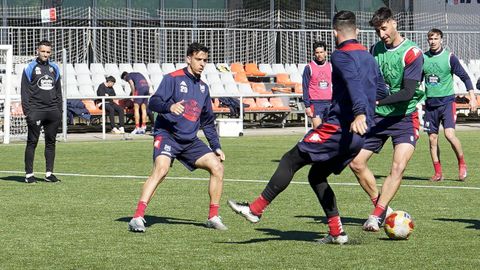 Alberto Gil, con el 20 en la sudadera, durante un entrenamiento en A Xunqueira