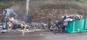 Varios contenedores calcinados en la madrugada de este viernes en Carballo.