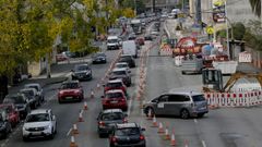 Uno de los habituales atascos por las obras en el cruce del Sol y Mar (Perillo).