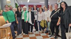 Tamara, de tercera por la izquierda, con clientas y amigas en su nuevo bar
