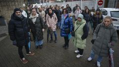 Fernando, Ver�nica, Olalla, Cristina, Nadia y Luciana, en primer t�rmino, este mi�rcoles en la entrada del CEP Campolongo, en Pontevedra, con otras madres y padres de alumnos