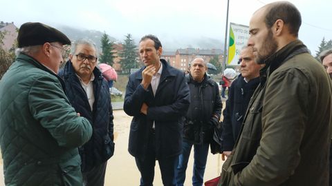 El consejero de Presidencia y Participación Ciudadana, Guillermo Martínez, visita la zona del edificio de Oñón, en Mieres, para comprobar los efectos del temporal
