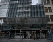 Varios transe�ntes pasan frente al edificio 29-31 de la plaza de Espa�a. 