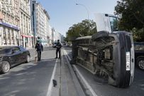 La furgoneta acab� volcada sobre el carril contrario. 