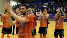 Los jugadores del Burela-Pescados Rub�n se despidieron agradeciendo con aplausos la presencia de su afici�n en la cancha ferrolana.