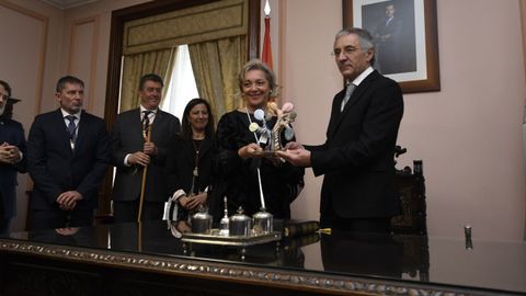 Intercambio de obsequios entre la alcaldesa de Lugo y el alcalde de Mondoñedo