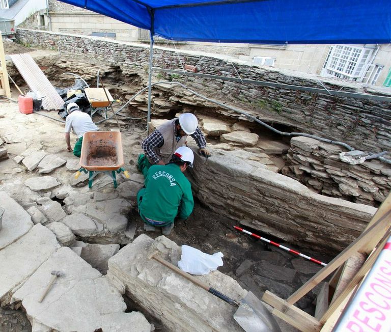 Las obras en la Muralla destapan restos de la torre medieval en la ...