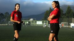 Valeria y Mar�a �ngeles, en el campo de Cadreche, antes de arbitrar sus respectivos partidos.