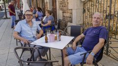Unos amigos de Becerre� y As Nogais toman algo en Baralla al pie de la N-6