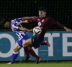 Lobato pugna por el bal�n con Kim durante el partido de ayer en A Coru�a. 