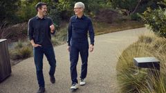 El nuevo CEO de Apple, John Ternus, junto a Tim Cook